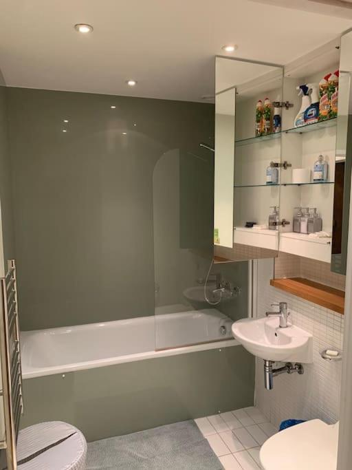 Stunning 2 Bed Flat! Centrally Located In London, Uk! Екстериор снимка