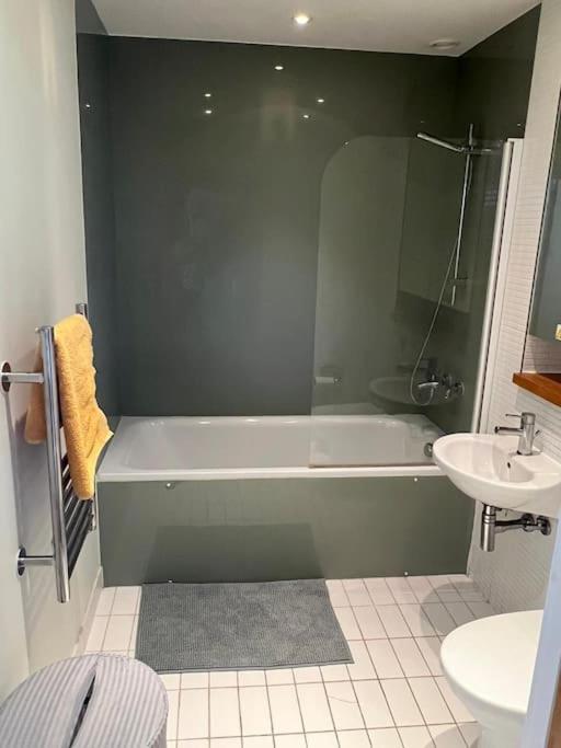 Stunning 2 Bed Flat! Centrally Located In London, Uk! Екстериор снимка