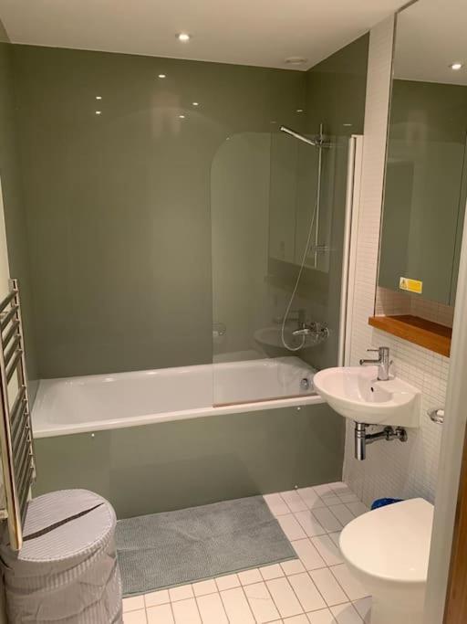Stunning 2 Bed Flat! Centrally Located In London, Uk! Екстериор снимка